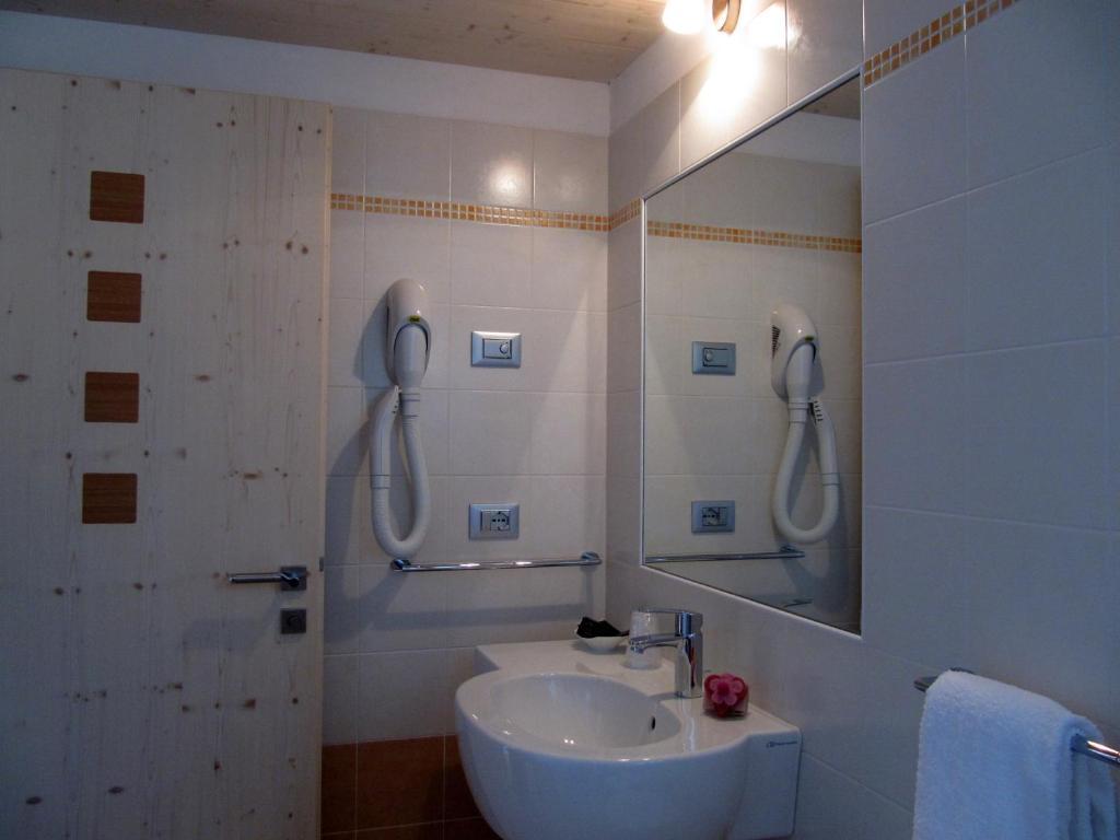 Affittacamere Famiglia Ceschini Tesero Habitación foto